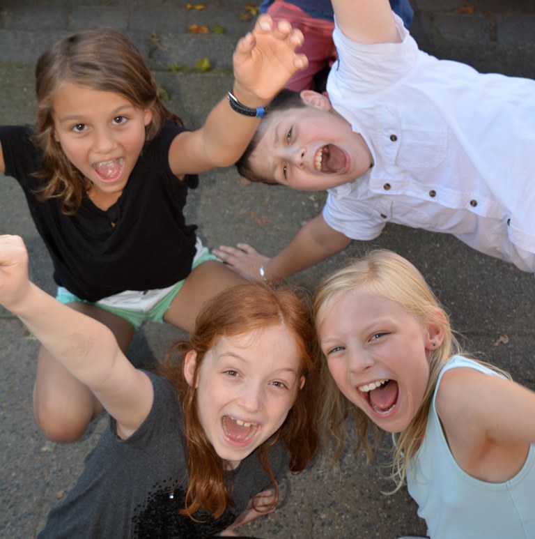 Unsere Schauspielschule in Düsseldorf bietet Kindern und Jugendlichen Raum für Kreativität, Ausdruck und Spielfreude. Jetzt Schnupperkurs entdecken und mit Spaß auf die Bühne!