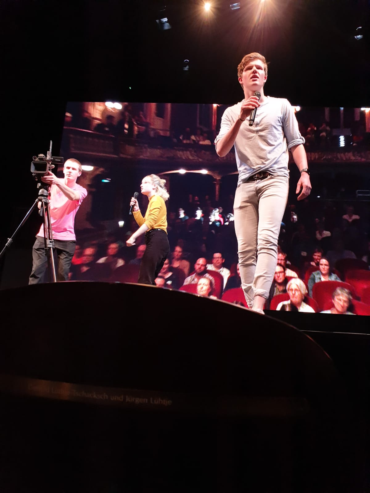 Unsere Schüler spielen im Deutschen Schauspielhaus beim Projekt Hamburger Menekel 
©  copyright by task